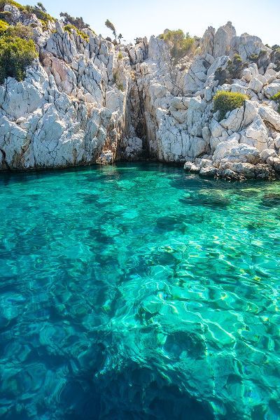 Kabas, Ali 아티스트의 Turquoise colored crystal clear water at a rocky island-Aegean Sea-Turkey작품입니다.
